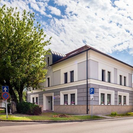 Corso Lux Apartman Gyula Bagian luar foto