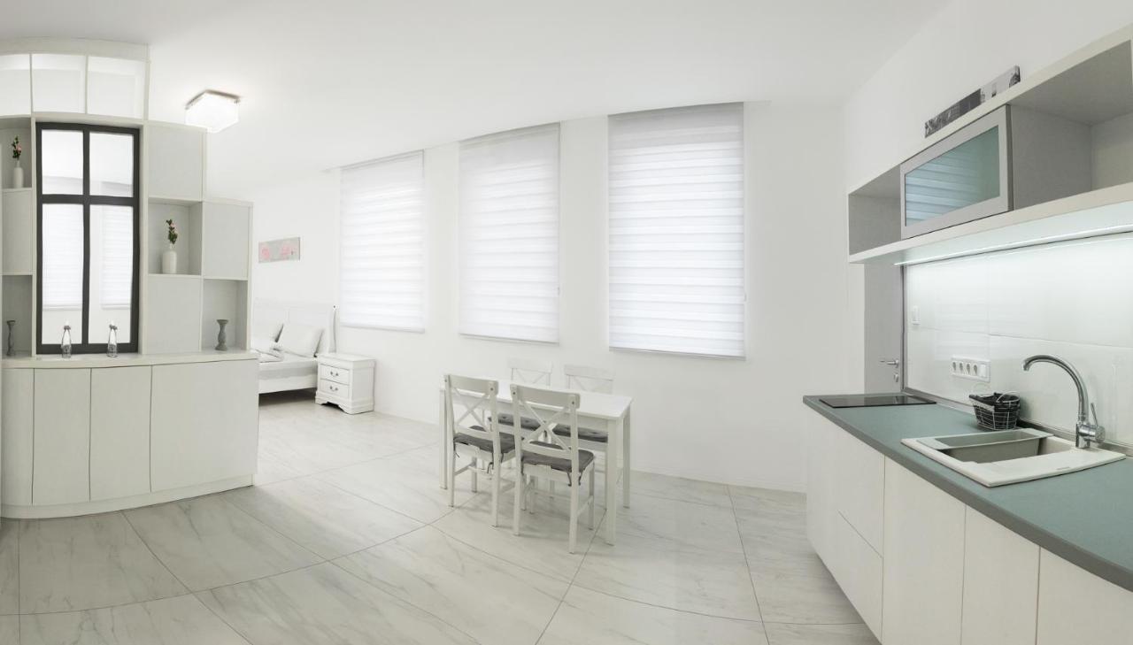Corso Lux Apartman Gyula Bagian luar foto