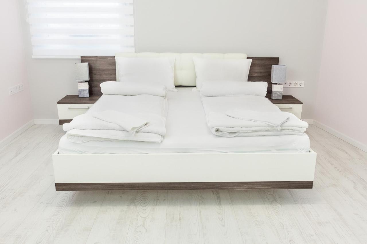 Corso Lux Apartman Gyula Bagian luar foto