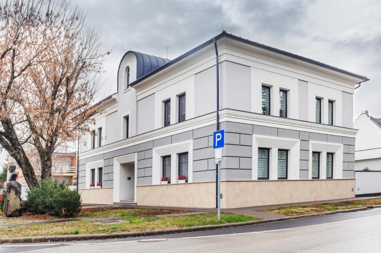 Corso Lux Apartman Gyula Bagian luar foto